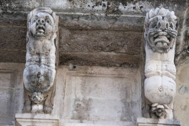 Belediye binası, Loggia Giuratoria, antropomorfik ve zoomorfik korbonlar, maskaralar ve kabartmalar bir balkon altında, Acireale, Sicilya, İtalya