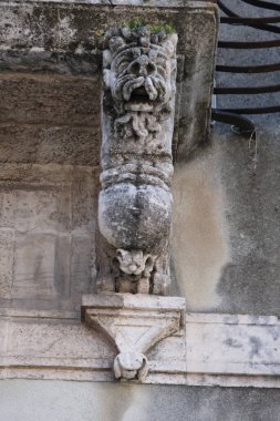 Belediye binası, Loggia Giuratoria, antropomorfik ve zoomorfik korbonlar, maskaralar ve kabartmalar bir balkon altında, Acireale, Sicilya, İtalya