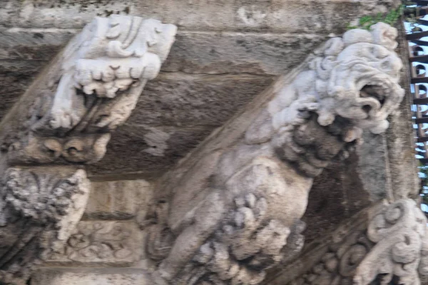 Stadhuis Loggia Giuratoria Antropomorfe Zoomorfe Corbels Mascarons Reliëfs Een Balkon — Stockfoto