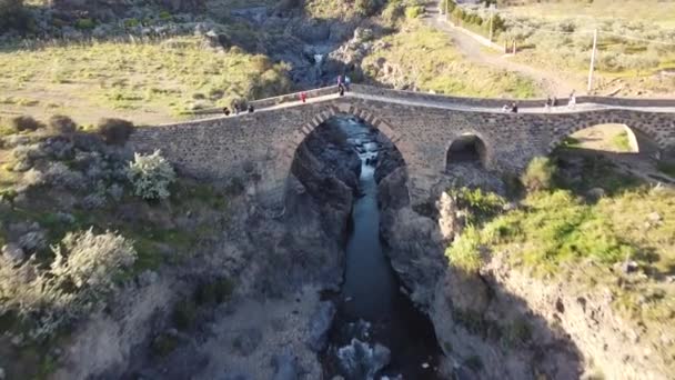 Puente Los Sarracenos Construcción Piedra Lava Con Arcos Puntiagudos Construido Video de stock libre de derechos