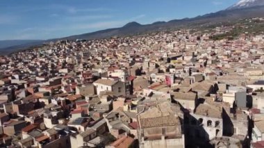 Adrano kasabası, Sicilya bölgesi, İtalya, yukarıdan ve Etna yanardağından manzara 