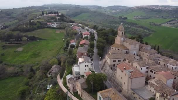 イタリアのマルケ州のFermo県の自治体であるAltidonaは 上からの眺め 動画クリップ