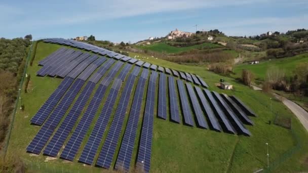 イタリアの国での太陽光発電所の空中ビュー ストック動画