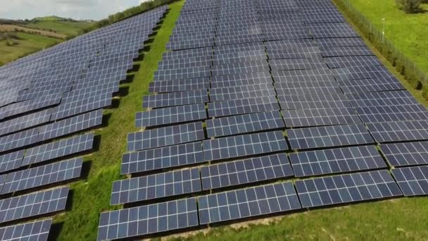 イタリアの国での太陽光発電所の空中ビュー ストック映像