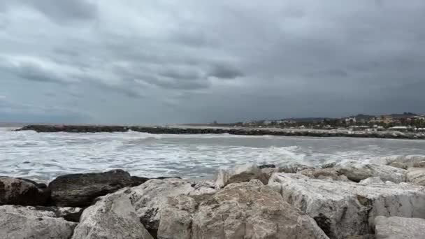 Hav Vågor Klippor Och Molnig Himmel Stormig Sprinig Eftermiddag Videoklipp