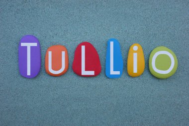 Tullio, yeşil kumların üzerine çok renkli taş harflerle yazılmış erkeksi bir isim.