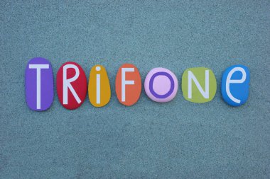 Trifone, İtalyan erkek ismi, Yunan kökenli, yeşil kumların üzerine çok renkli taş harflerle yazılmış.
