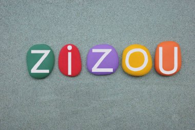Zizou, yeşil kumların üzerine çok renkli taş harflerle yazılan erkeksi bir isim.