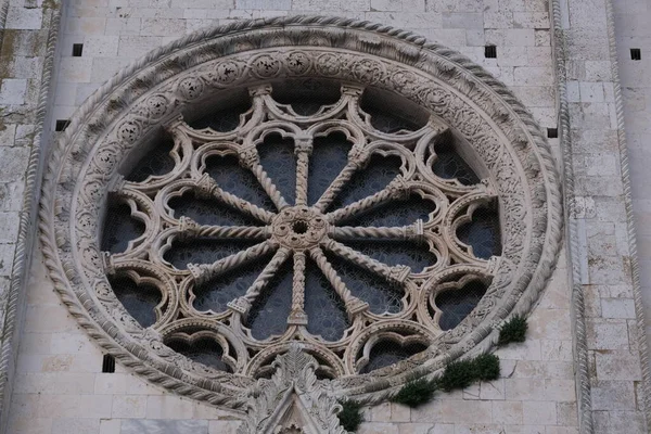 Rose Παράθυρο Λεπτομέρεια Πρόσοψης Του Καθεδρικού Ναού Fermo Μια Ρωμαιοκαθολική — Φωτογραφία Αρχείου