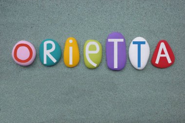 Orietta, kadın ismi yeşil kumların üzerine çok renkli taş harflerle yazılmış.