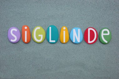 Siglinde, kadın ismi yeşil kumların üzerine çok renkli taş harflerle yazılmış.