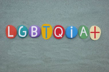 LGBTQIA Artı, yeşil kumların üzerine çok renkli taş harflerle yazılmış yaratıcı logo