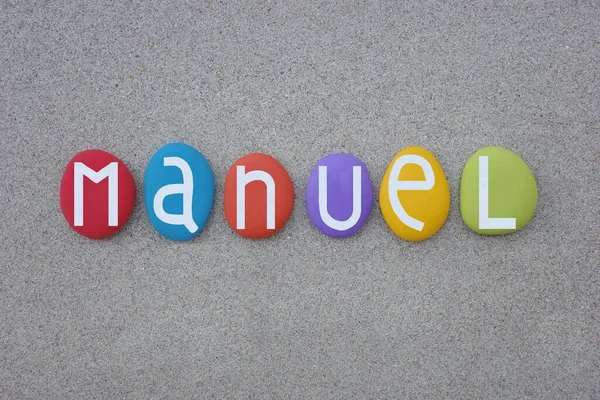曼纽尔 用彩色石字写在绿沙上 — 图库照片