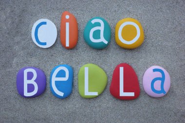 Çav Bella, komik italyan deyimi, kumsalın üzerine çok renkli taş harflerle yazılmış.