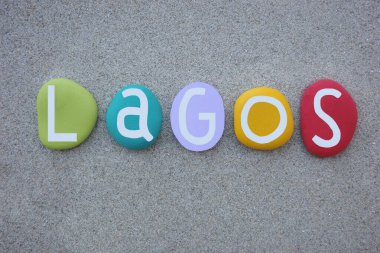 Lagos ya da Lagos City, Nijerya 'nın en kalabalık şehri, kumsalın üzerinde çok renkli taş harflerle bestelenmiş bir hatıra.