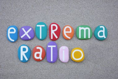 Extrema oranı, kelimenin tam anlamıyla, uç plan, nihai, plaj kumunun üzerinde çok renkli taş harflerle oluşturulmuş bir Latin deyimidir.
