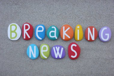 Flaş haber, şu anda meydana gelen ya da gelişmekte olan plaj kumları üzerinde çok renkli taş harflerle oluşturulmuş yaratıcı bir yazı hakkında yeni gelen bilgiler.