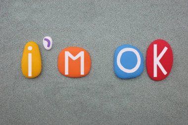 İyiyim, yeşil kumların üzerinde çok renkli taş harflerle oluşturulmuş pozitif mesaj.