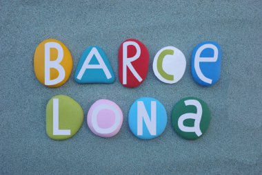 Barselona, Katalonya, İspanya. Eşsiz bir logo için yeşil kumların üzerine çok renkli taş harflerle yazılmış bir hatıra.