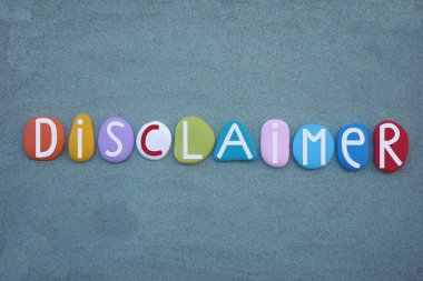 Duyurucu kelime yeşil kum üzerinde çok renkli taş harflerle oluşturulmuş.