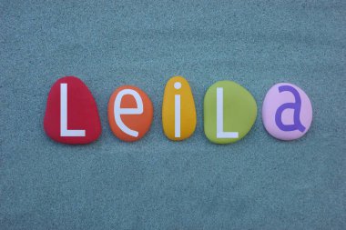 Leila, yeşil kumların üzerine çok renkli taş harflerle yazılan dişi ismi.