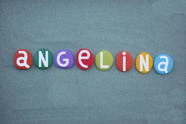 Angelina, yeşil kumların üzerine çok renkli taş harflerle yazılan dişi ismi.