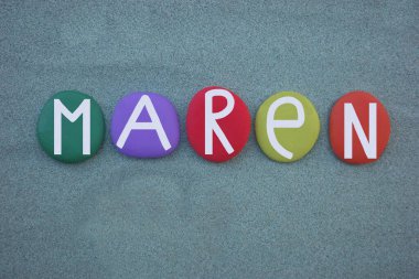 Maren, Germen kadınsı el yapımı, yeşil kumların üzerine çok renkli taş harflerle yazılmış bir isim.