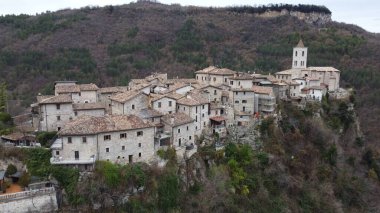 İtalya 'nın Marche bölgesindeki bir kayanın tepesinde yer alan küçük Longobard ortaçağ köyü Ascoli Piceno' nun yukarıdan görünüşü