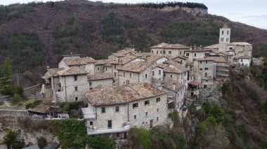 İtalya 'nın Marche bölgesindeki bir kayanın tepesinde yer alan küçük Longobard ortaçağ köyü Ascoli Piceno' nun yukarıdan görünüşü