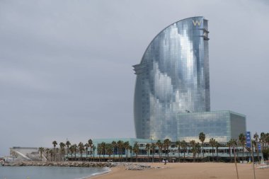  W Barselona Oteli, yelken şekilli bina, 480 odalı beş yıldızlı otel, 67 süitli bir çatı katı, büyük bir spa, kapalı ve açık havuz, birkaç yiyecek ve içecek konsepti ve bir perakende satış mağazası. 