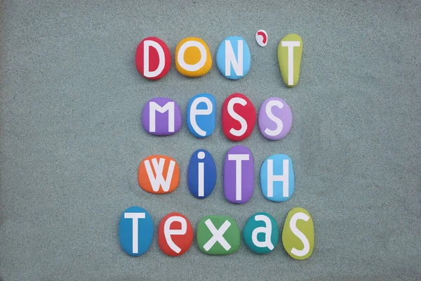 Teksas 'a bulaşmayın, Teksas Ulaştırma Bakanlığı' nın çevre yollarındaki kirliliği azaltma kampanyasının sloganı yeşil kumlar üzerinde çok renkli taş harflerle yazılan...
