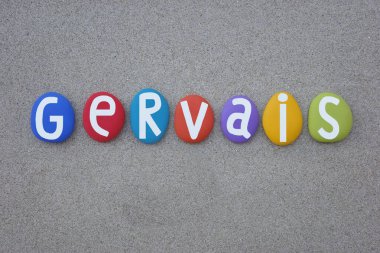 Gervais 'in kutlanması, kumsaldaki kumların üzerinde çok renkli taş harflerle kutlanan erkeksi bir isim.