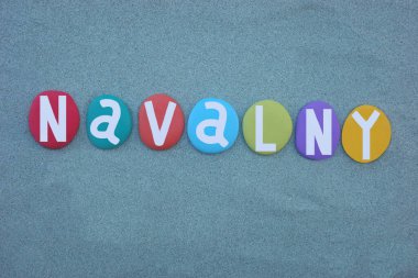 Alexei Anatolyevich Navalny, Rus muhalefet lideri, avukat, yolsuzlukla mücadele eylemcisi ve siyasi mahkum. Navalny, 47 yaşında uzak bir Rus hapishanesinde, yeşil kumların üzerine çok renkli taş harflerle yazılmış bir anıt bestesinde öldü.