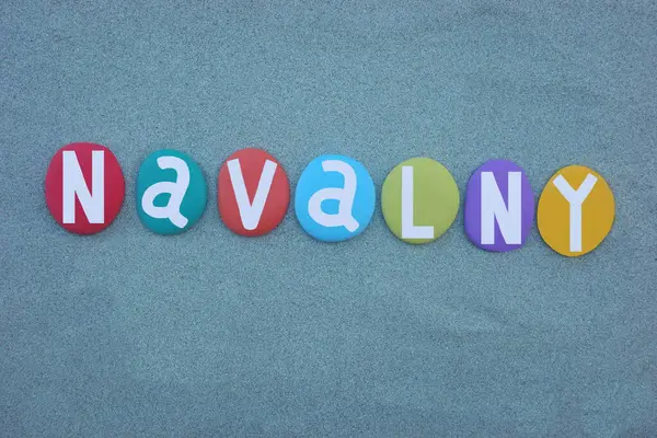 Alexei Anatolyevich Navalny, Rus muhalefet lideri, avukat, yolsuzlukla mücadele eylemcisi ve siyasi mahkum. Navalny, 47 yaşında uzak bir Rus hapishanesinde, yeşil kumların üzerine çok renkli taş harflerle yazılmış bir anıt bestesinde öldü.