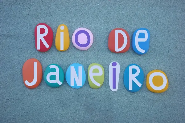 Rio de Janeiro, Brezilya 'nın doğal ortamları, karnaval, samba, bossa nova ve Barra da Tijuca, Copacabana, Ipanema, ve Leblon gibi çok renkli taş harflerle yeşil kum üzerine yazılmış balsoon plajları ile tanınır.