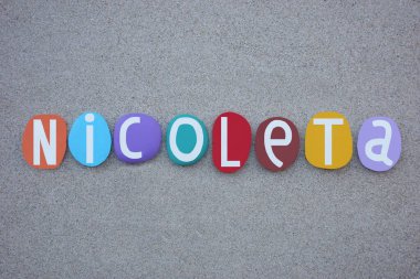 Nicoleta, kadın Romen ismi kumsala çok renkli taş harflerle yazılmış.