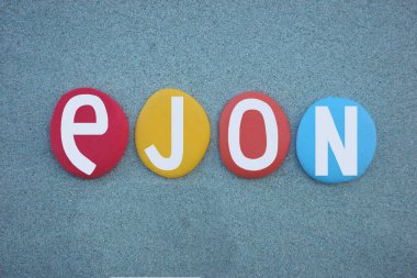 Ejon 'un kutlaması, yeşil kumların üzerine çok renkli taş harflerle boyanmış erkeksi bir isim.