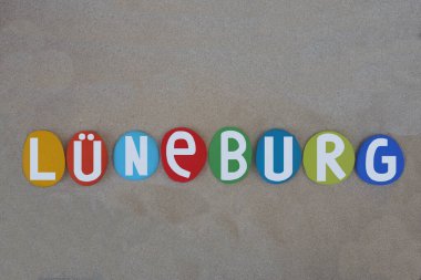 Luneburg, Almanya 'nın Aşağı Saksonya eyaletinde bir kasaba, kumsaldaki kumların üzerine çok renkli taş harflerle yazılmış bir hatıra.
