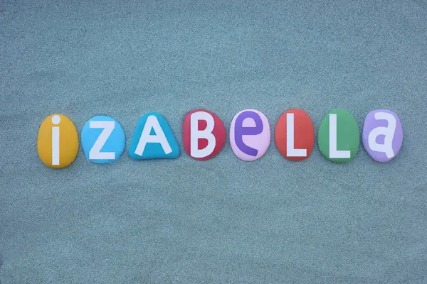 Izabella 'nın kutlaması, elle boyanmış çok renkli taş harflerle yazılan yeşil kumların üzerine işlenmiş kadın ismi.