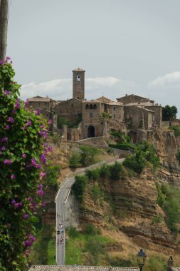 İtalya 'nın Lazio bölgesinde Viterbo ili Civita di Bagnoregio köyüne bakın. Civita di Bagnoregio, Etrüskler tarafından 2500 yıl önce ve ünlü turistik merkezler tarafından kuruldu.