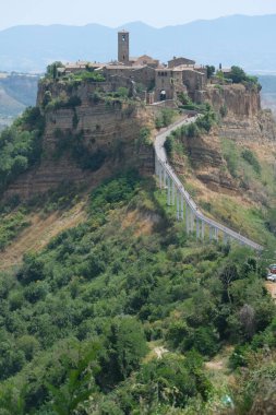 İtalya 'nın Lazio bölgesinde Viterbo ili Civita di Bagnoregio köyüne bakın. Civita di Bagnoregio, Etrüskler tarafından 2500 yıl önce ve ünlü turistik merkezler tarafından kuruldu.