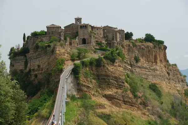 İtalya 'nın Lazio bölgesinde Viterbo ili Civita di Bagnoregio köyüne bakın. Civita di Bagnoregio, Etrüskler tarafından 2500 yıl önce ve ünlü turistik merkezler tarafından kuruldu.