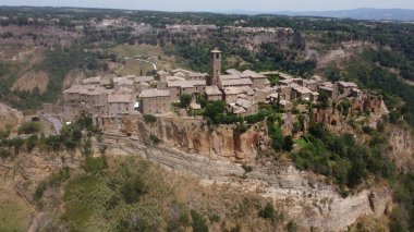 Viterbo ili, Lazio bölgesi, İtalya 'nın Civita di Bagnoregio köyü üzerinde hava manzarası. Civita di Bagnoregio, Etrüskler tarafından 2500 yıl önce ve ünlü turistik merkezler tarafından kuruldu.