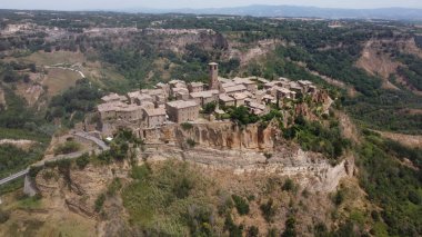 Viterbo ili, Lazio bölgesi, İtalya 'nın Civita di Bagnoregio köyü üzerinde hava manzarası. Civita di Bagnoregio, Etrüskler tarafından 2500 yıl önce ve ünlü turistik merkezler tarafından kuruldu.