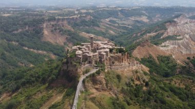 Viterbo ili, Lazio bölgesi, İtalya 'nın Civita di Bagnoregio köyü üzerinde hava manzarası. Civita di Bagnoregio, Etrüskler tarafından 2500 yıl önce ve ünlü turistik merkezler tarafından kuruldu.