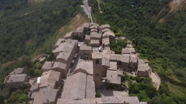 Viterbo ili, Lazio bölgesi, İtalya 'nın Civita di Bagnoregio köyü üzerinde hava manzarası. Civita di Bagnoregio, Etrüskler tarafından 2500 yıl önce ve ünlü turistik merkezler tarafından kuruldu.