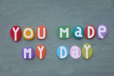 Günümü şenlendirdin. Elle boyanmış çok renkli taş harflerle betimlenmiş motive edici bir cümle.