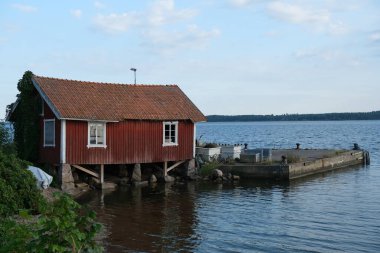 Terk edilmiş balıkçı evi, Brviken kıyısındaki Kvarsebo köyü, Norrkoping 'i Baltık Denizi' ne bağlayan körfez.