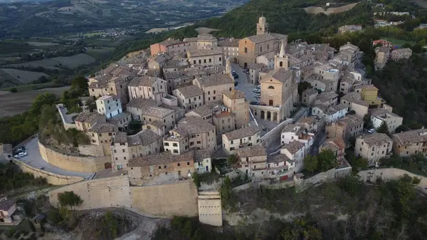 Ascoli Piceno ili, Marche bölgesi, İtalya 'nın eski Montedinove kasabası üzerindeki hava manzarası