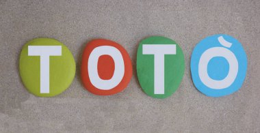 Toto, plaj kumunun üzerine elle boyanmış taş harflerle oluşturulmuş bir takma isim.